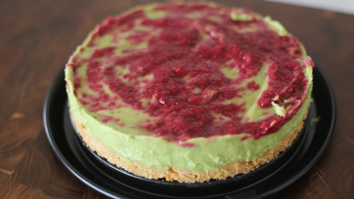 Avocado-Cheesecake mit Himbeeren